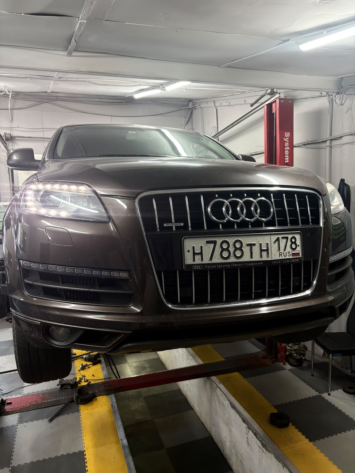 Audi Q7: посторонний шум при движении